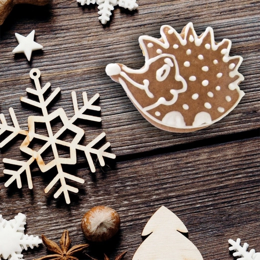 Decoración navideña y paquetes de regalo