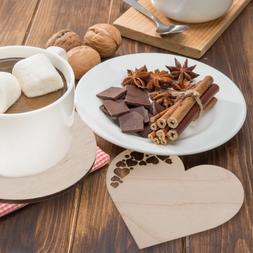 Protección práctica de la mesa al servir bebidas