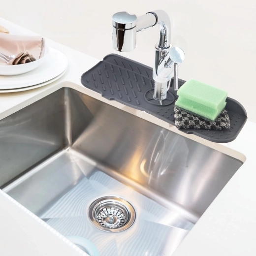 Superficie limpia y seca alrededor del grifo