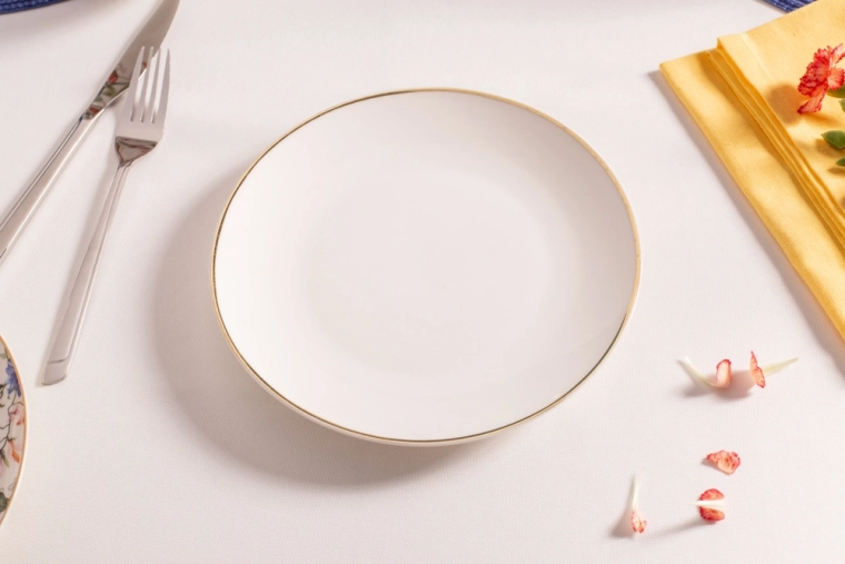 Delicada línea dorada para una mesa elegante
