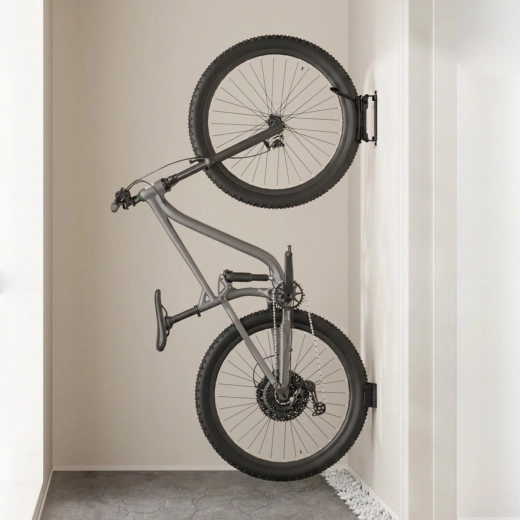 El almacenamiento vertical de la bicicleta ahorra espacio