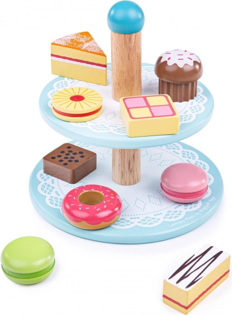 Soporte de madera con pastelitos de juguete