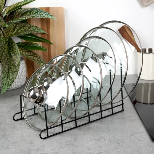 Estructura metálica resistente en negro