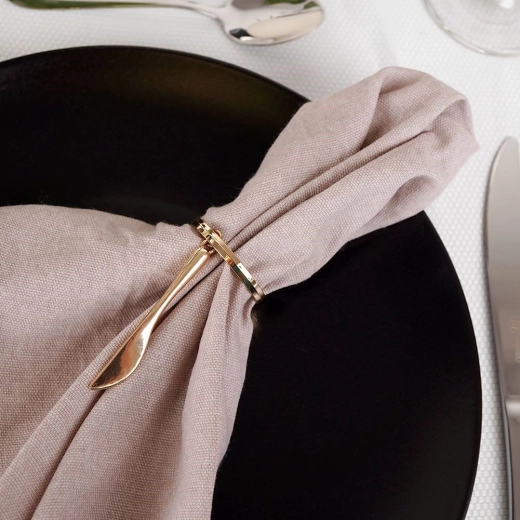Elegante decoración de mesa en dorado brillante