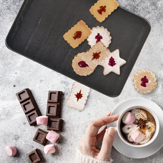 Cerámica elegante para una mesa doméstica y festiva