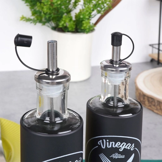 Elegantes botellas de vidrio con funda negra