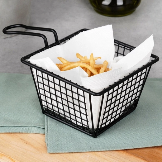Servicio elegante de patatas fritas y snacks