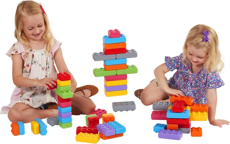 Construcciones creativas en colores vivos