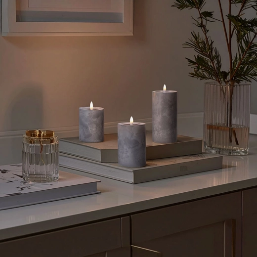 Decoración de mármol gris y tres alturas para un arreglo elegante