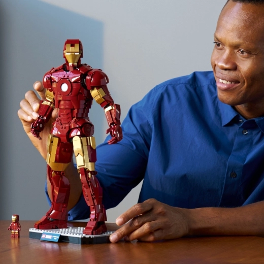 Incluye minifigura de Iron Man