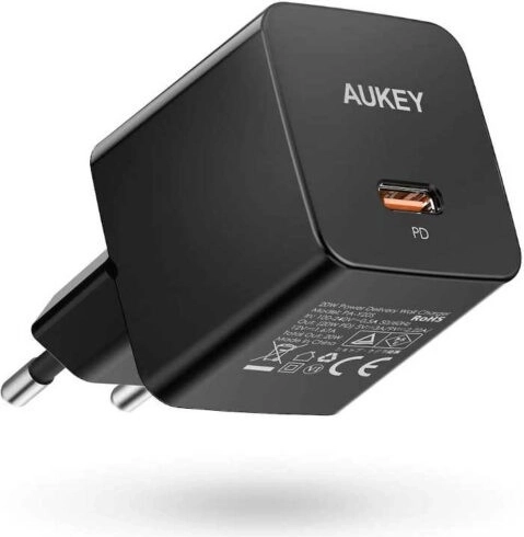 Mini cargador negro Aukey con USB-C 20W Power Delivery
