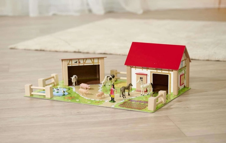 Base de colores con caminos, estanque y huerto