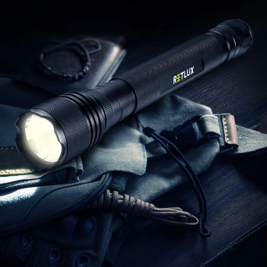 Luz potente con un alcance de 100 m
