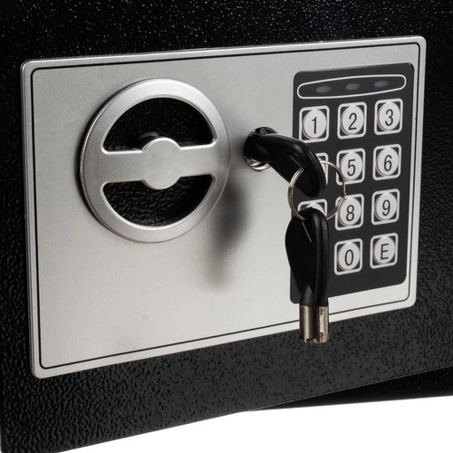 Doble seguridad: código + llave de emergencia