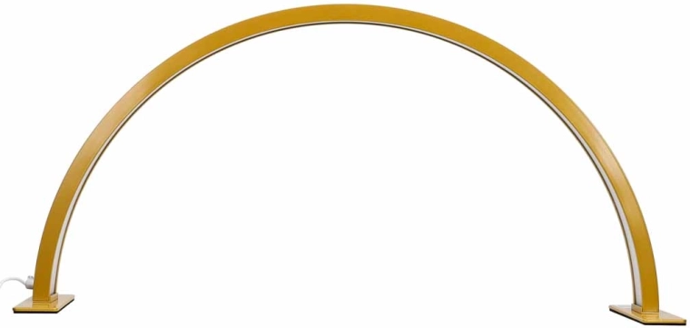 Construcción metálica estable en elegante dorado