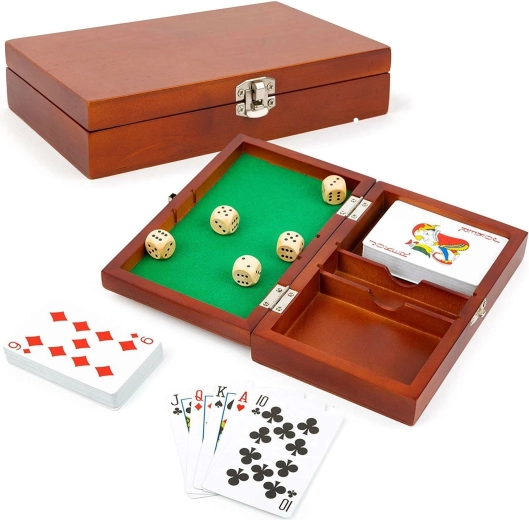 Small foot dados y cartas de juego en una caja de madera