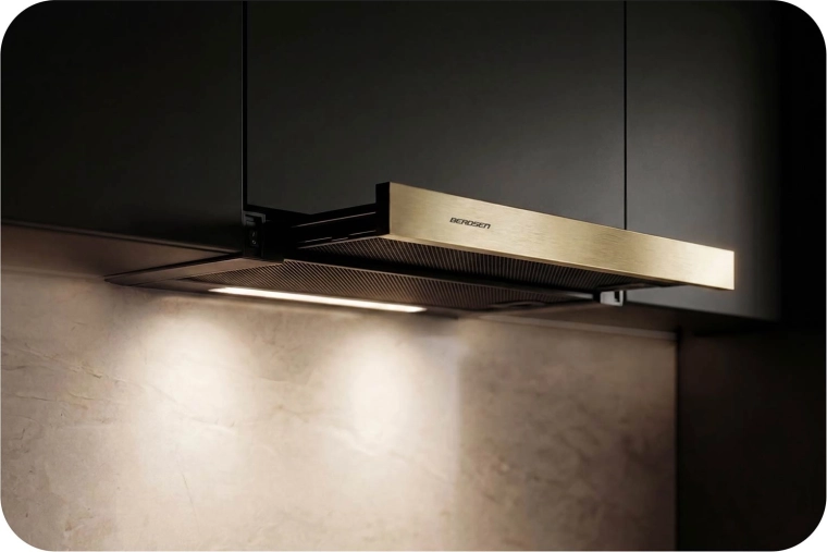 Elegante diseño negro-dorado para una cocina moderna
