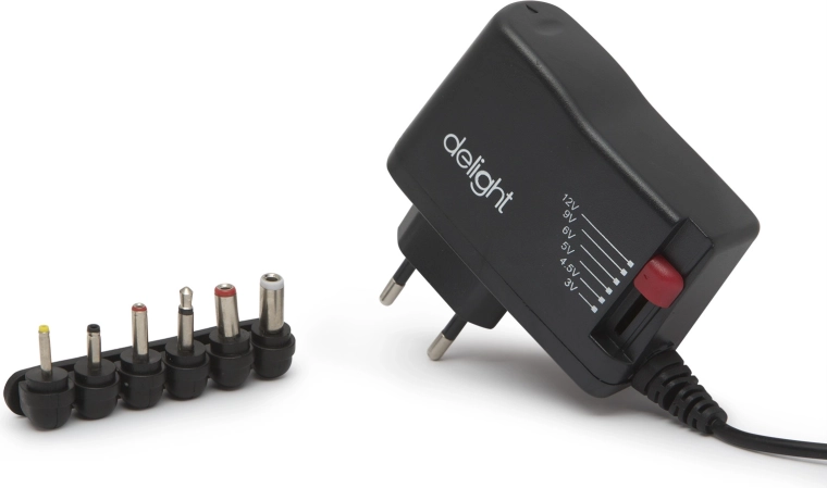 Adaptador de alimentación universal con conectores intercambiables