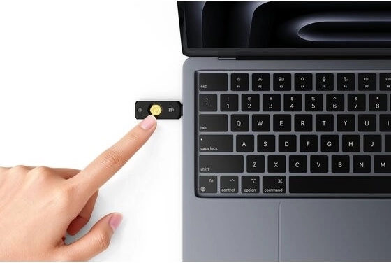 Confirmación táctil mediante USB‑C y NFC