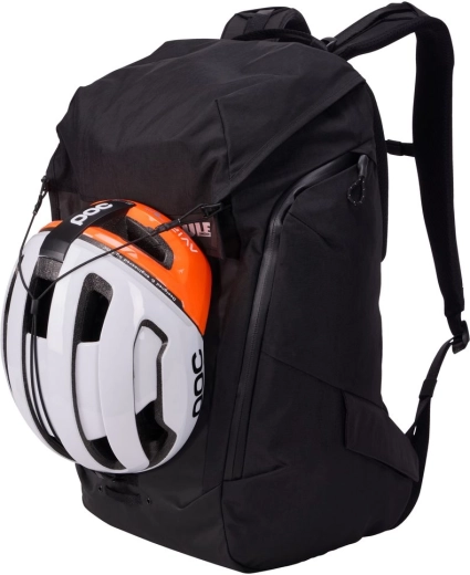 Sujeción del casco y prácticos espacios de almacenamiento exteriores