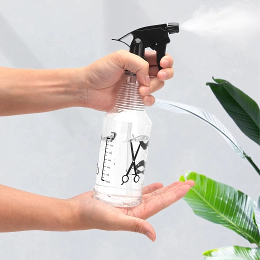 Recipiente transparente con marcas para controlar el nivel