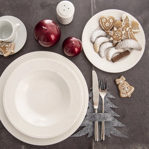 Decoración festiva y orden en la mesa en uno