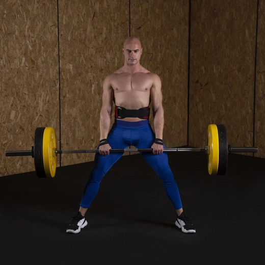 Soporte lumbar firme en ejercicios pesados