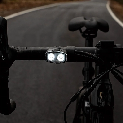Potente luz delantera de doble LED para una visión segura