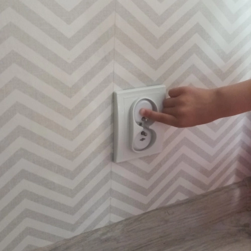 Diseño blanco discreto para cualquier interior