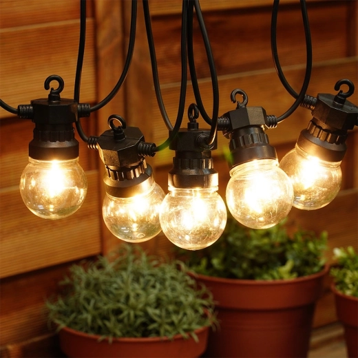 Iluminación ambiental cálida para terrazas y jardines