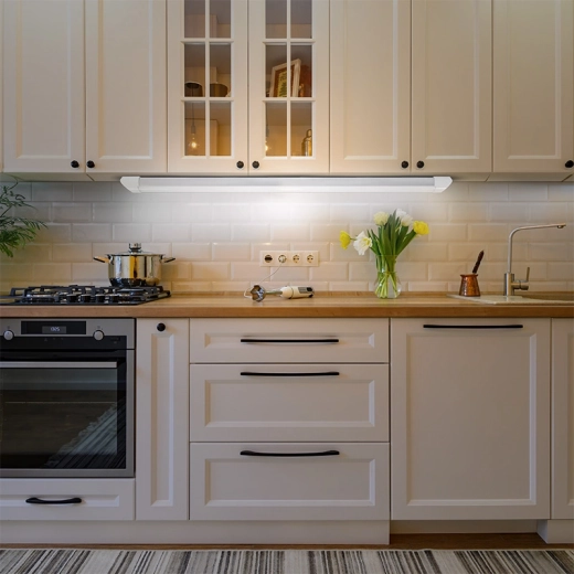 Iluminación práctica bajo el mueble de cocina