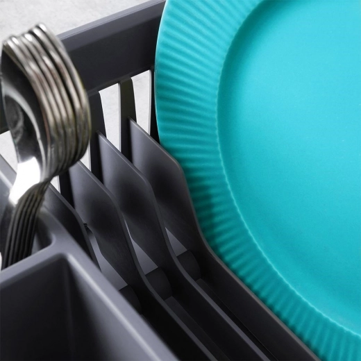 Capacidad para hasta 12 platos y espacio para tazas