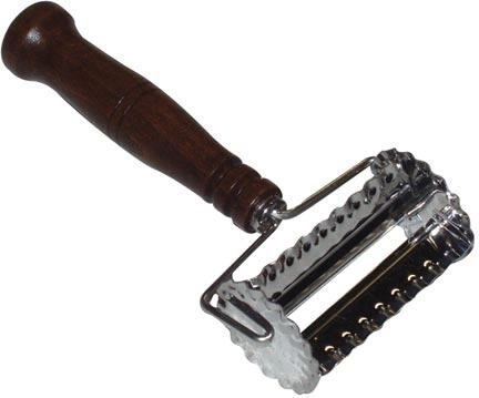 Cortador para canutillos 6 × 4 cm de acero inoxidable con mango de madera