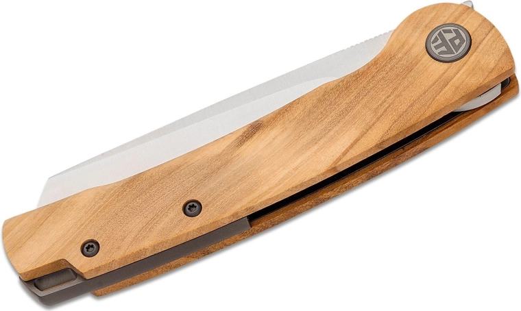 Madera de olivo y clip de titanio