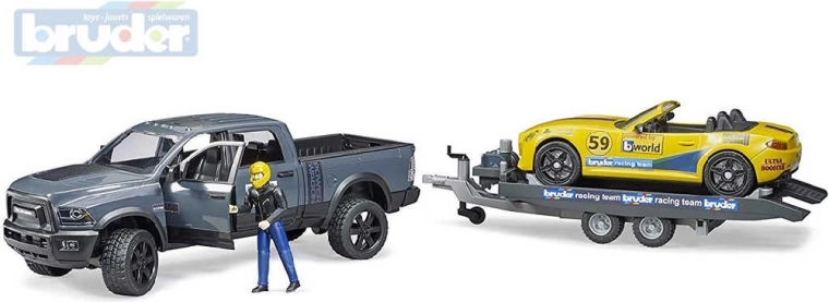 Vehículo todoterreno RAM de Bruder con coche deportivo y figura