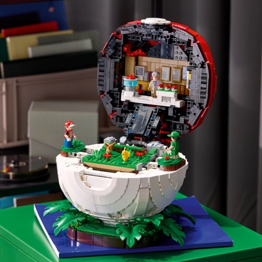 Poké Ball abatible con diorama oculto