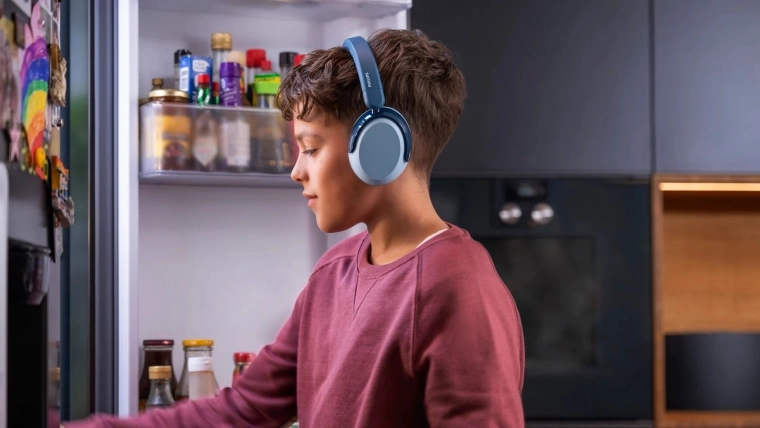 Escucha segura: límite 75/85 dB y control parental