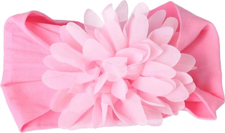 Aspecto adorable con una flor con estilo