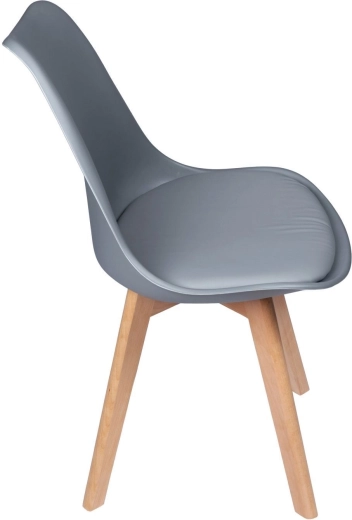 Combinación de gris y madera natural en estilo escandinavo