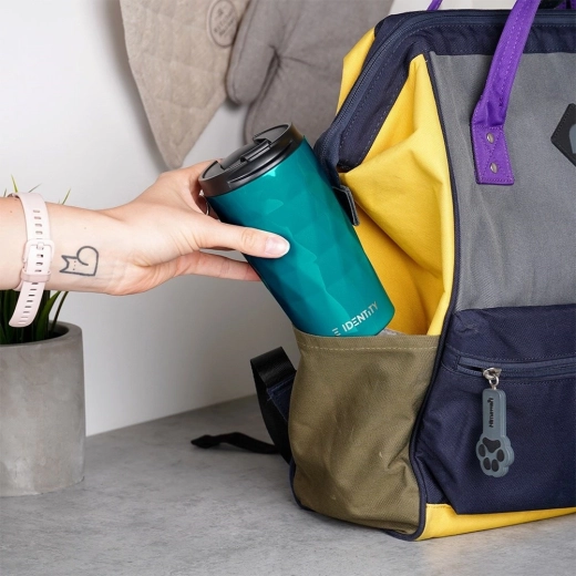 Forma ergonómica y compatibilidad con portavasos