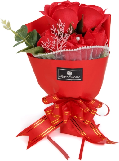 Decoración artificial de rosas en una caja de regalo
