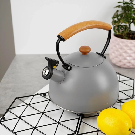 Mango ergonómico de madera para un agarre seguro