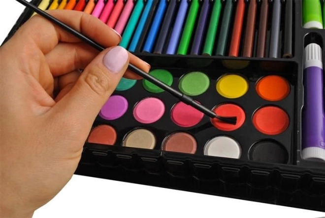 Acuarela en el set: pinturas, paleta y pinceles
