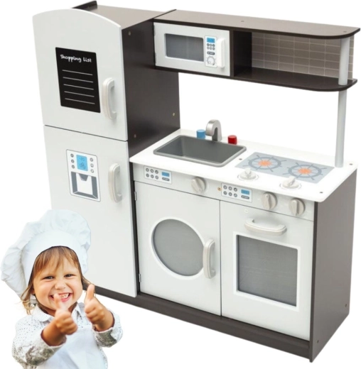 Cocina infantil de madera blanca con acentos marrones y pizarra para escribir
