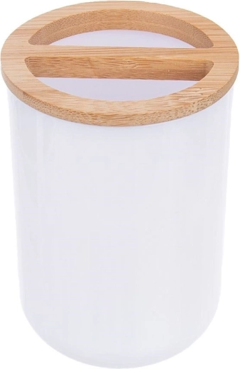 Elegante combinación de blanco y bambú