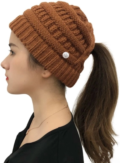 Gorro de invierno con abertura para coleta – marrón