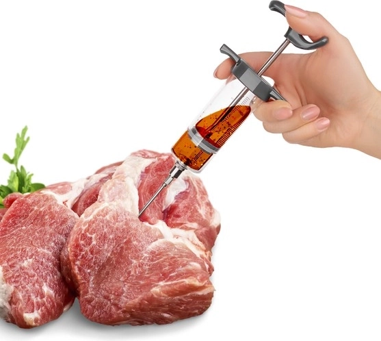 Inyección fácil del adobo directamente en la carne