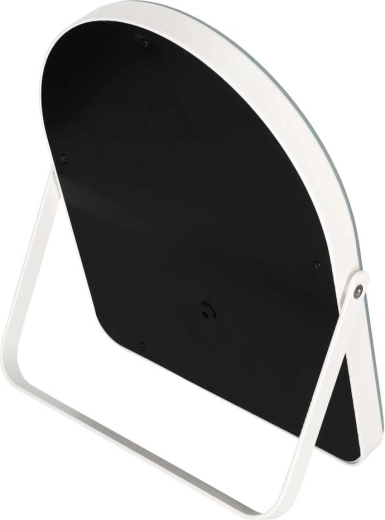 Diseño de mesa estable con soporte trasero