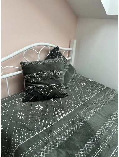 Decoración y también cubrecama práctico para cama o sofá