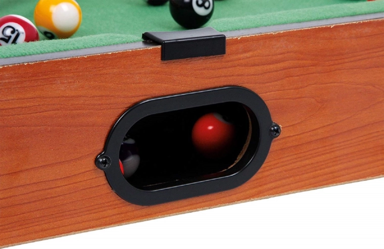 Superficie de fieltro y troneras para las bolas